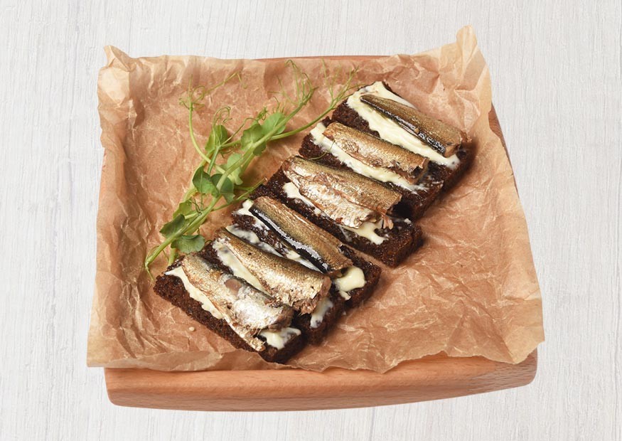 Sprats with egg cream on toast