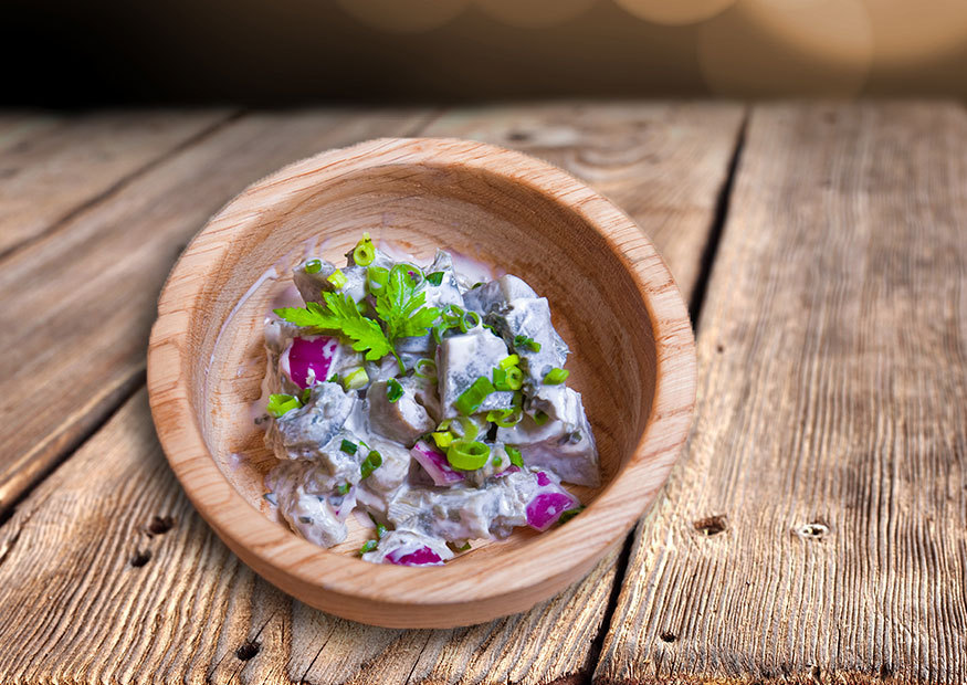 Black milk mushrooms with sour cream and herbs