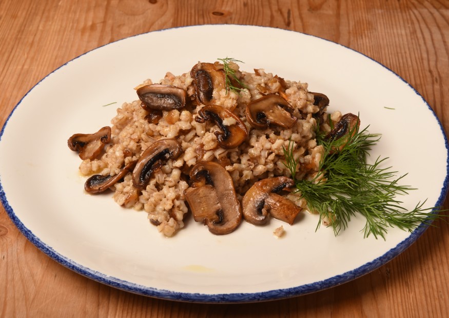 Spelled porridge with mushrooms and onions