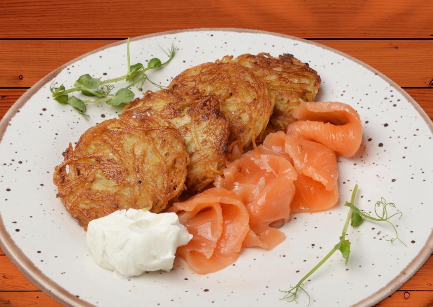 Crispy draniki with salmon