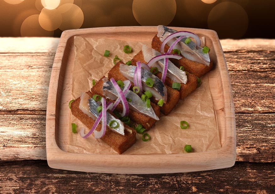 Herring in spicy brine on toast