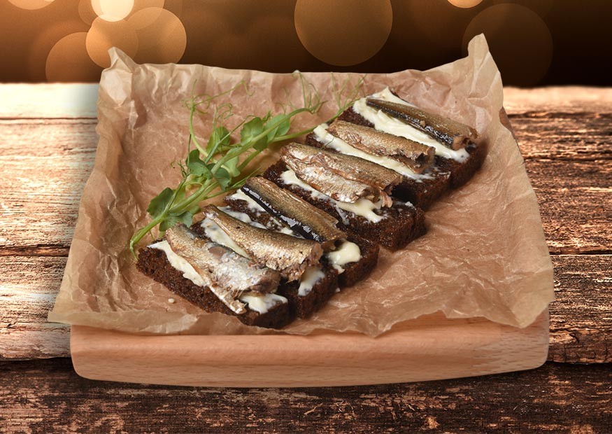 Sprats with egg cream on toast