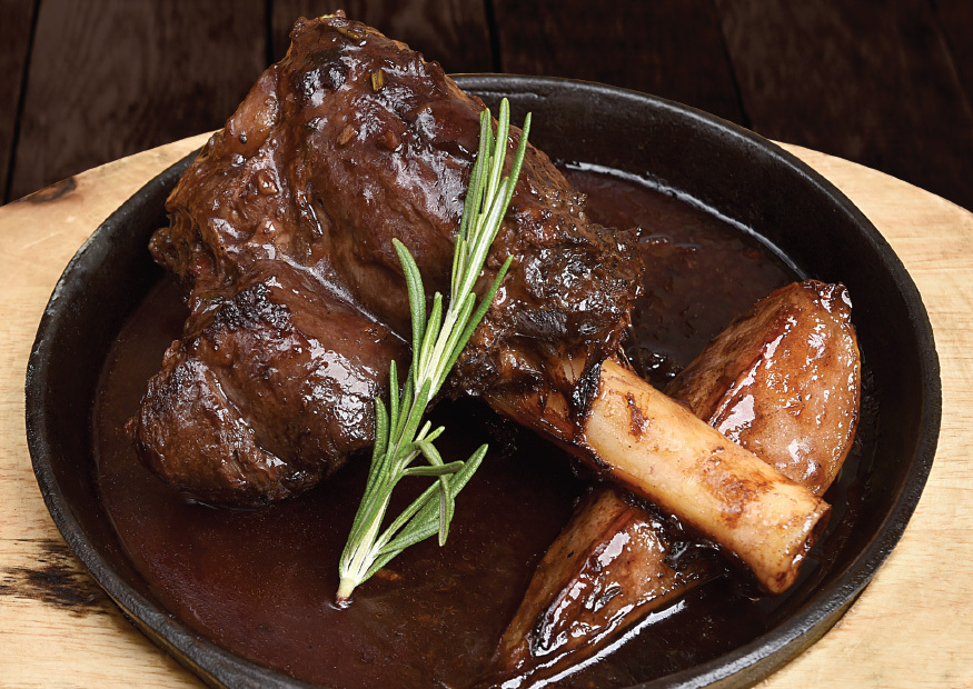 Lamb leg baked in sauce with the addition of red wine