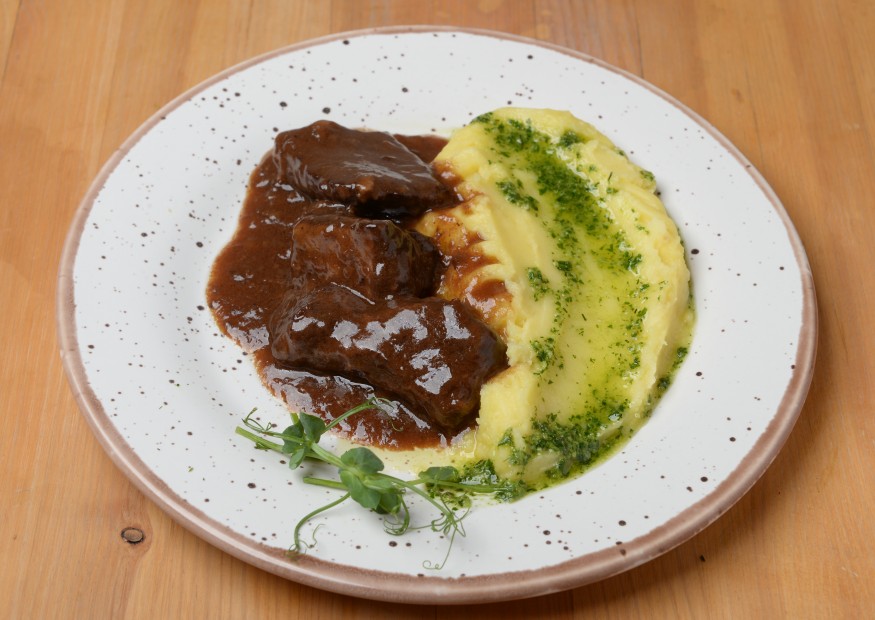 Veal cheeks with mashed potatoes