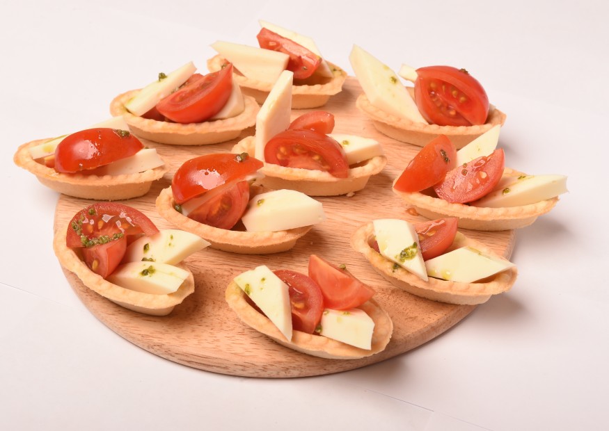 Tartlets with mazzarella cheese and tomato