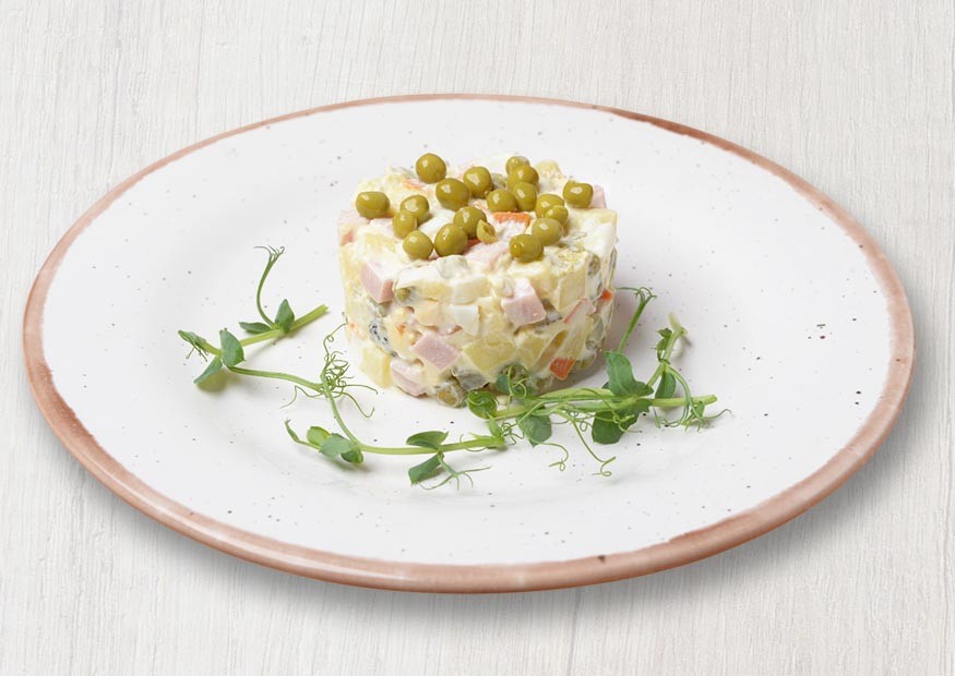 Салат «Оливье» из отварных овощей с ветчиной или курицей