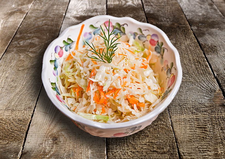 Салат из свежей капусты с морковью, чесноком и душистым маслом